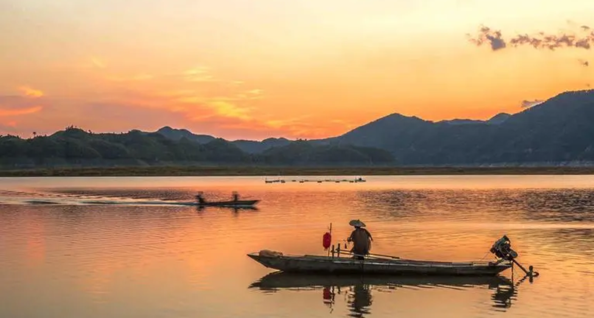 清风翠岭：夕阳湖畔